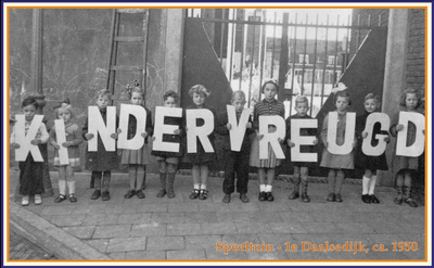 862134 Afbeelding van een groepje kinderen met de uitgezaagde letters 'KINDERVREUGD' (de buurtvereniging), voor de ...
